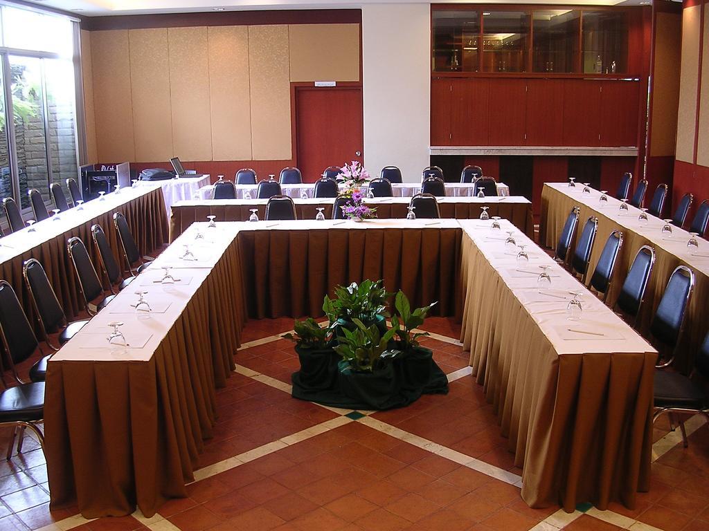 Hatyai Golden Crown Hotel Хат Яй Екстериор снимка
